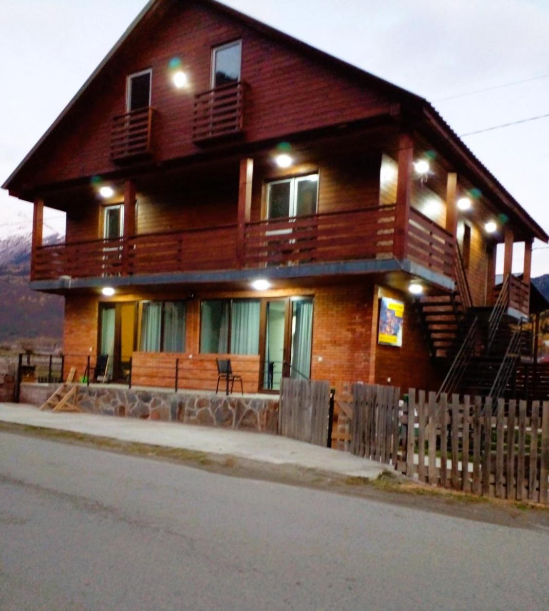 Gablile Apartments Местия Экстерьер фото